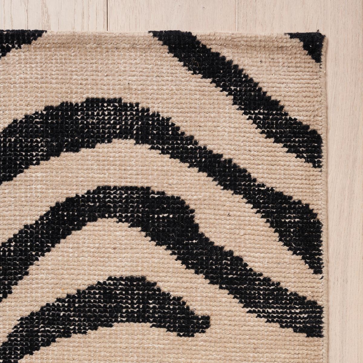 Zebre 3' x 10' Rug in Ivory/Black