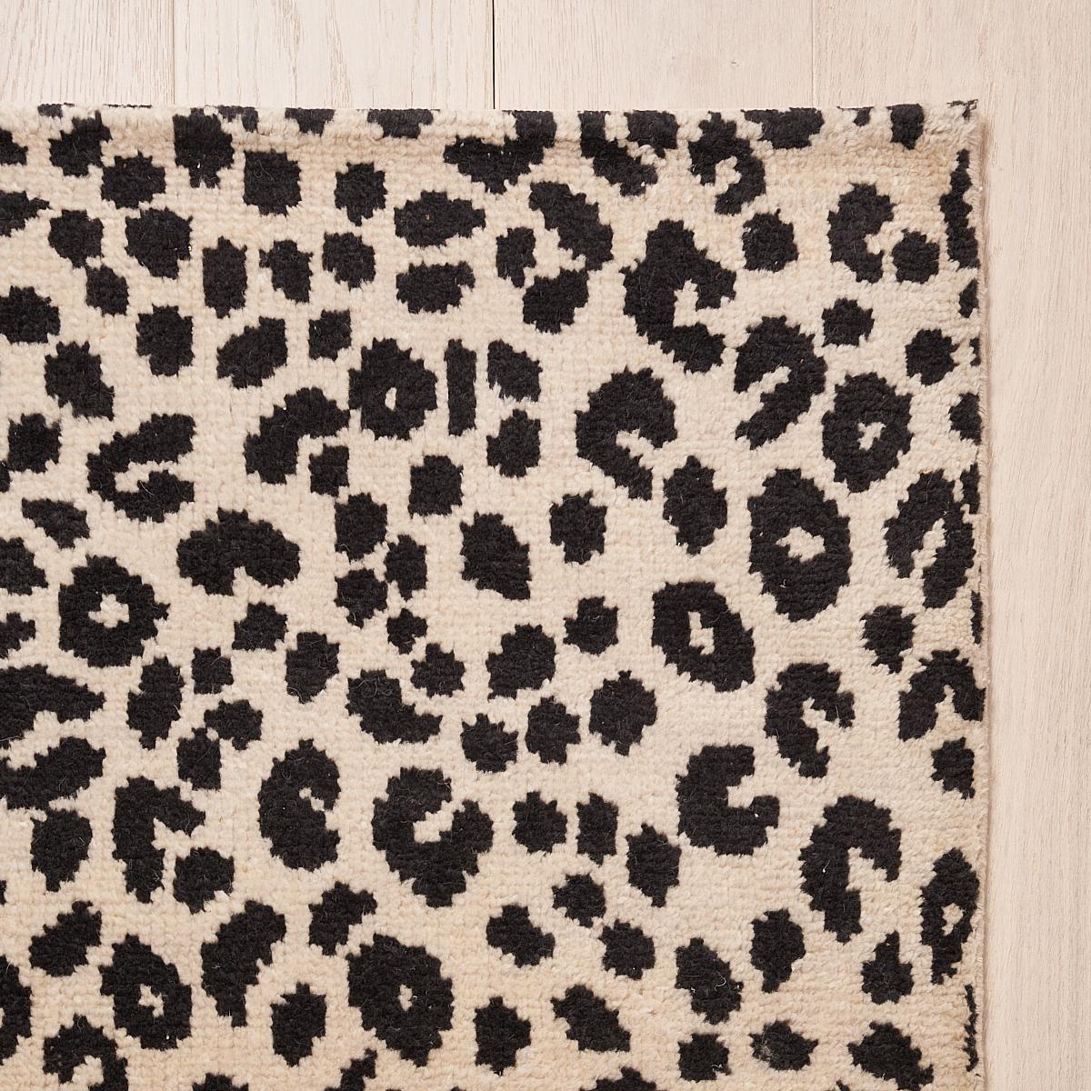 Iconic Leopard 8' x 10' Rug in Graphite